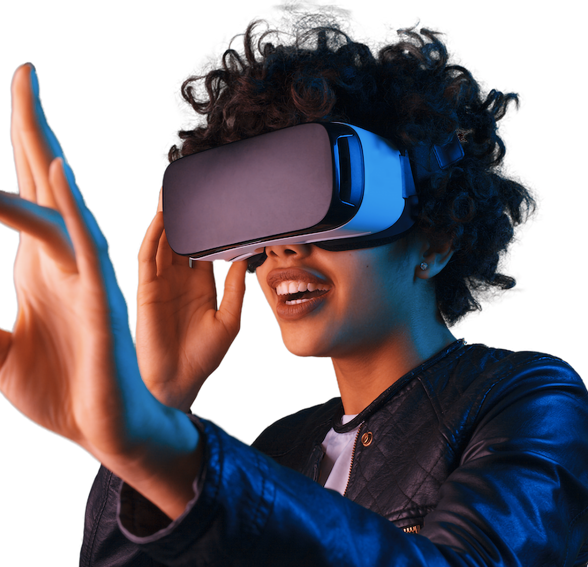 Foto einer schwarzharigen Frau, in eine Virtual Reality-Brille blickt und mit einer Hand versucht etwas zu fassen. 